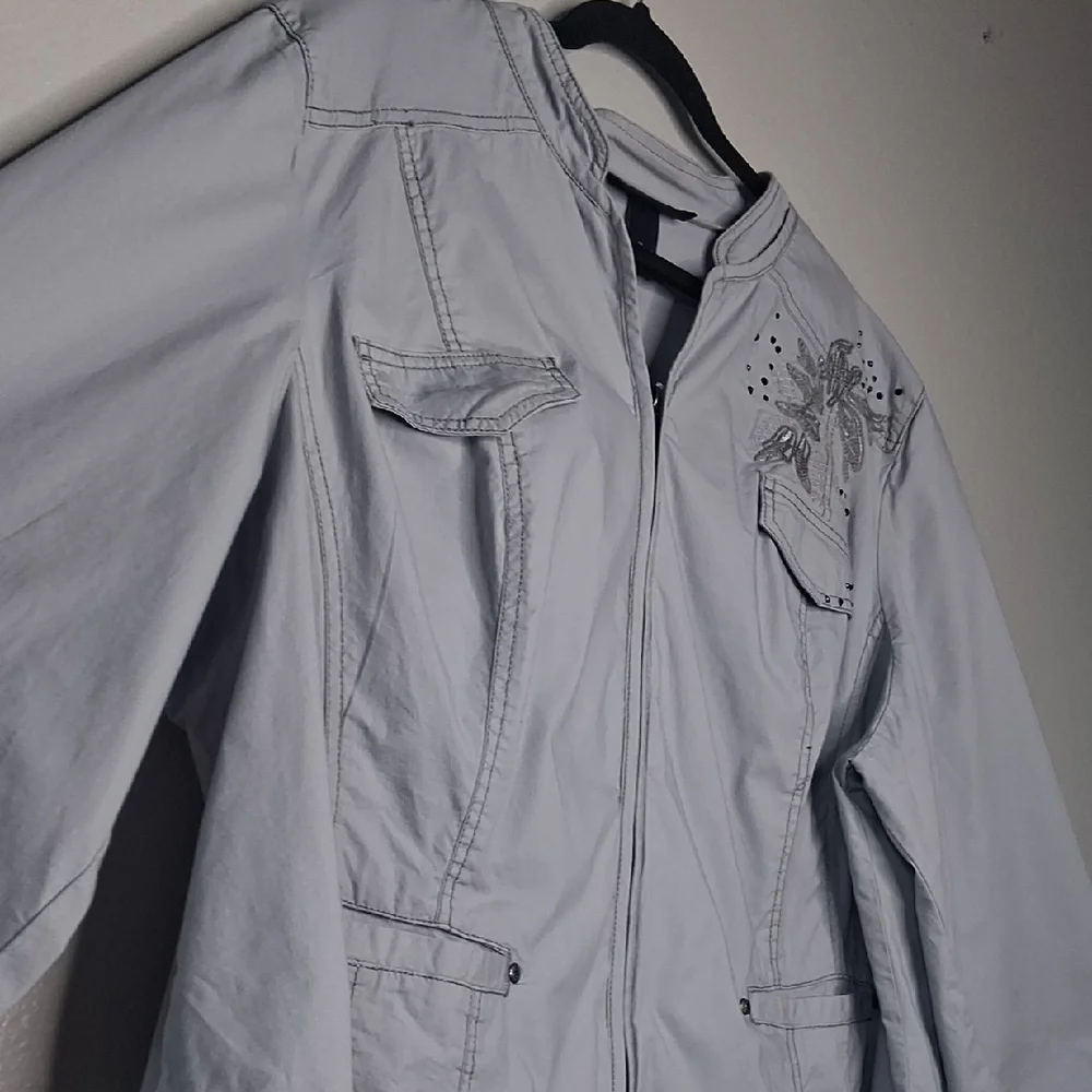 Lane Bryant Lightweight Jacket 3/4 Sleeve Gray Embroidered Plus Size 28